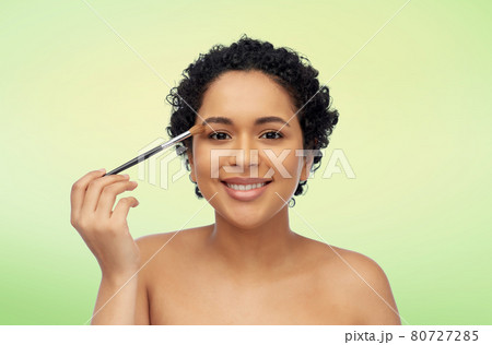african american woman with make up brush 80727285
