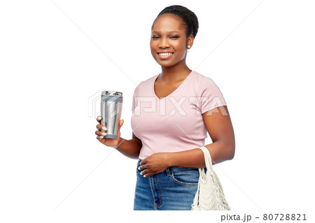woman with tumbler and food in string bag 80728821