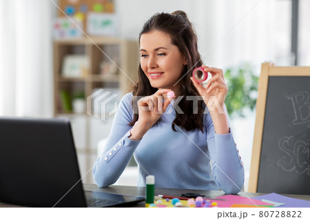teacher having online class of arts and crafts teacher having online class of arts and crafts 80728822