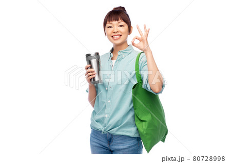 woman with tumbler and reusable food shopping bag 80728998