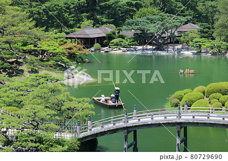 特別名勝「栗林公園」飛来峰からみる南庭南湖(手前は偃月橋、奥は掬月亭) 特別名勝「栗林公園」飛来峰からみる南庭南湖(手前は偃月橋、奥は掬月亭) 80729690