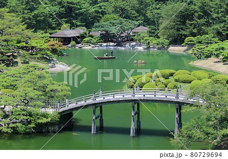 特別名勝「栗林公園」飛来峰からみる南庭南湖(手前は偃月橋、奥は掬月亭) 特別名勝「栗林公園」飛来峰からみる南庭南湖(手前は偃月橋、奥は掬月亭) 80729694