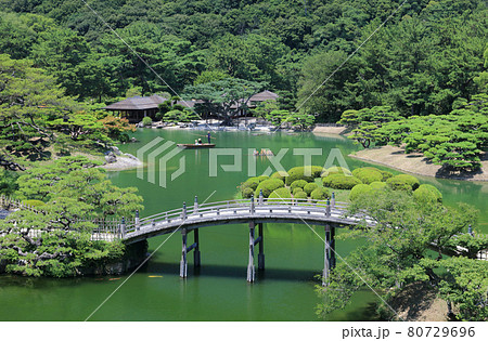 特別名勝「栗林公園」飛来峰からみる南庭南湖(手前は偃月橋、奥は掬月亭) 特別名勝「栗林公園」飛来峰からみる南庭南湖(手前は偃月橋、奥は掬月亭) 80729696