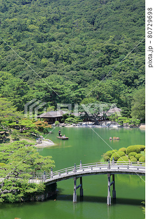 特別名勝「栗林公園」飛来峰からみる南庭南湖(手前は偃月橋、奥は掬月亭) 特別名勝「栗林公園」飛来峰からみる南庭南湖(手前は偃月橋、奥は掬月亭) 80729698