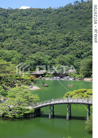 特別名勝「栗林公園」飛来峰からみる南庭南湖（手前は偃月橋、奥は掬月亭） 80729700