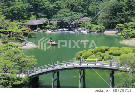 特別名勝「栗林公園」飛来峰からみる南庭南湖(手前は偃月橋、奥は掬月亭) 特別名勝「栗林公園」飛来峰からみる南庭南湖(手前は偃月橋、奥は掬月亭) 80729712