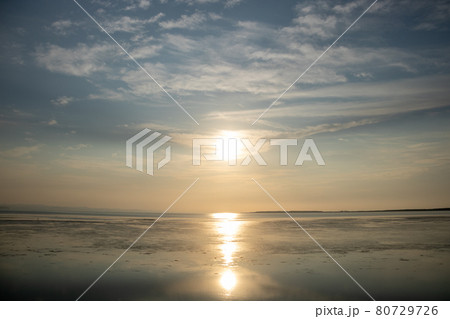 湖に沈む綺麗な夕陽 80729726