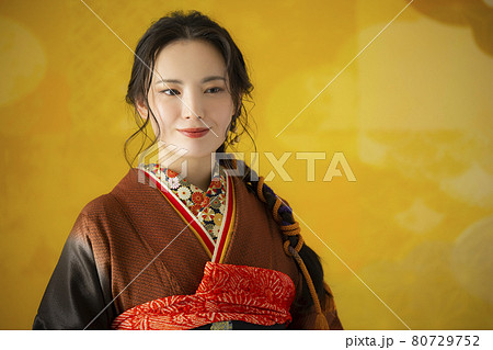 茶色の振袖の女性 80729752