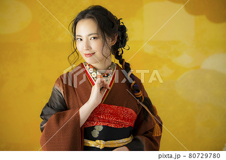 茶色の振袖の女性 茶色の振袖の女性 80729780