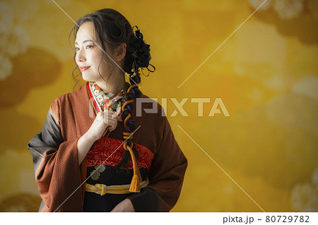茶色の振袖の女性 茶色の振袖の女性 80729782