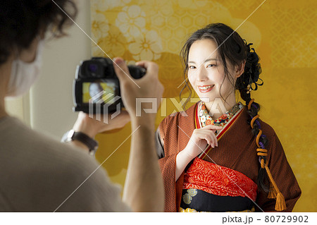 茶色の振袖の女性 茶色の振袖の女性 80729902