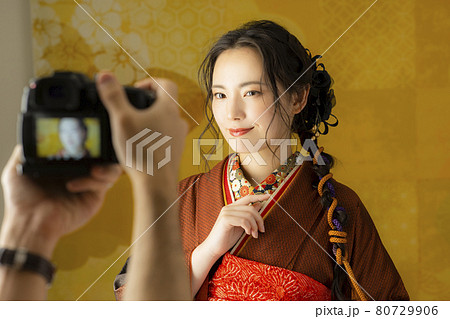 茶色の振袖の女性 茶色の振袖の女性 80729906