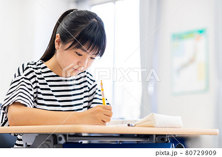 塾で勉強する小学生の女の子　撮影協力：中央工学校附属日本語学校 80729909