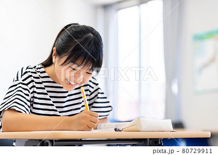 塾で勉強する小学生の女の子　撮影協力：中央工学校附属日本語学校 80729911