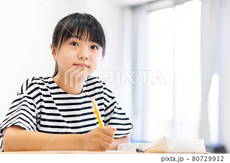 塾で勉強する小学生の女の子　撮影協力：中央工学校附属日本語学校 80729912
