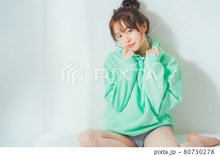 パーカー女子 80730278