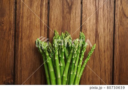 Asparagus from the garden on wood background 80730639