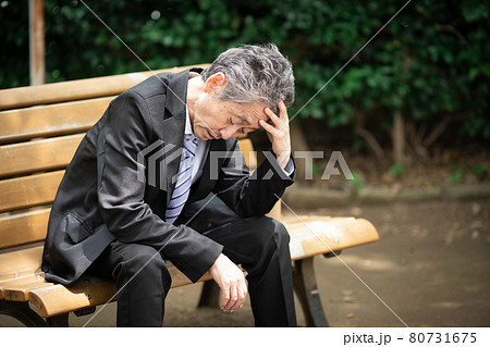 ビジネスマン　悩む　屋外 80731675