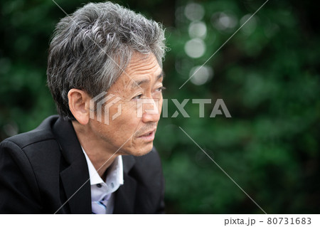 ビジネスマン　悩む　屋外 80731683