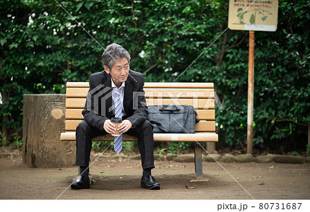 ビジネスマン　悩む　屋外 80731687