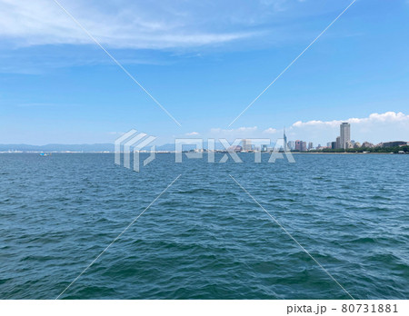 海から眺める福岡市内の景色 80731881