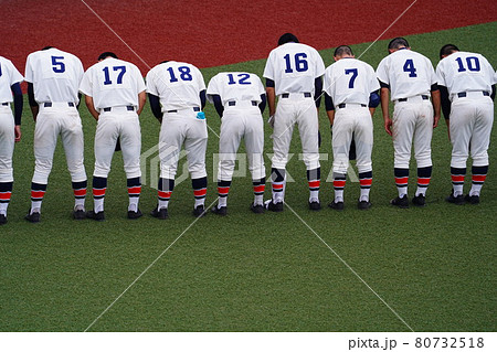 スタンドの応援団に挨拶する選手 スタンドの応援団に挨拶する選手 80732518