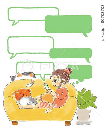 スマホでメッセージを送る女性 80732732