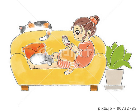 ソファに座ってスマホを見る女性と猫のイラスト素材