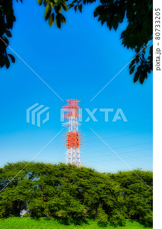 電源群馬　そびえ立つ送電線の風景 80733205