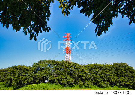 電源群馬　そびえ立つ送電線の風景 80733206
