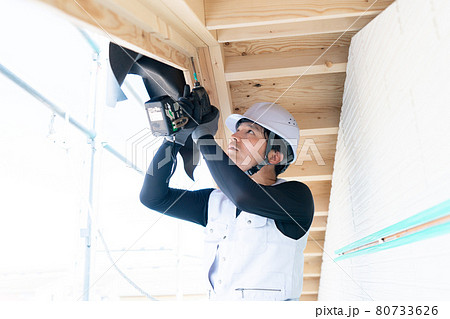 建築現場で働く作業員　作業をする職人　 80733626