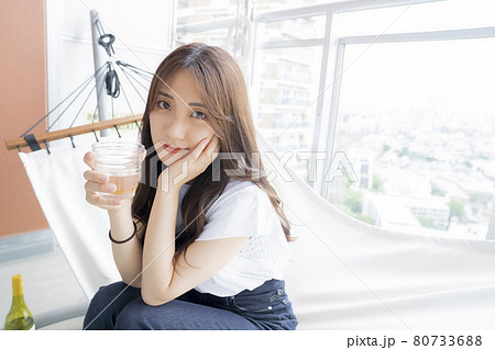 ハンモックでお酒を飲む女性 ハンモックでお酒を飲む女性 80733688