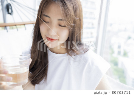 ハンモックでお酒を飲む女性 ハンモックでお酒を飲む女性 80733711