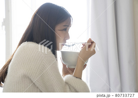 朝食を食べる女性 80733727