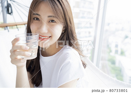 ハンモックでお酒を飲む女性 ハンモックでお酒を飲む女性 80733801