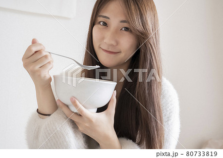 朝食を食べる女性 80733819
