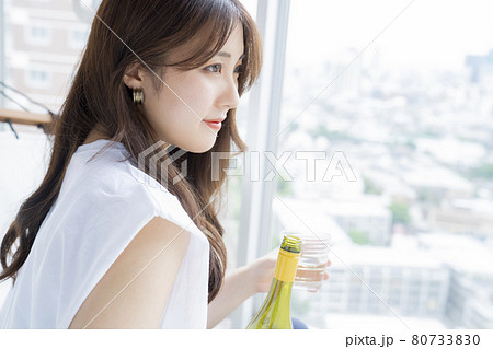 ハンモックでお酒を飲む女性 ハンモックでお酒を飲む女性 80733830