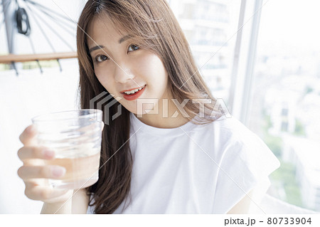 ハンモックでお酒を飲む女性 ハンモックでお酒を飲む女性 80733904
