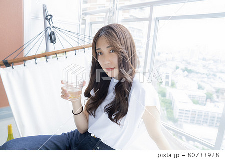 ハンモックでお酒を飲む女性 ハンモックでお酒を飲む女性 80733928