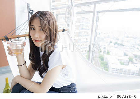 ハンモックでお酒を飲む女性 ハンモックでお酒を飲む女性 80733940