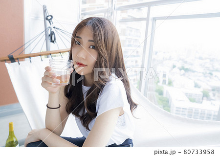 ハンモックでお酒を飲む女性 ハンモックでお酒を飲む女性 80733958
