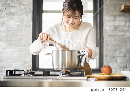 料理をする若い女性 料理をする若い女性 80734244