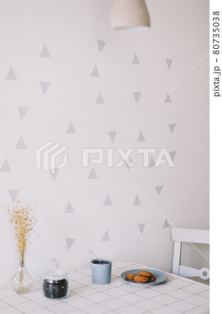 Breakfast with cup of tea and cookies on the table 80735038