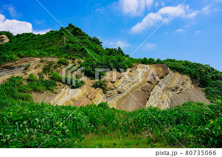 日本海に突き出た「聖ヶ鼻」の地層(新潟県柏崎市米山町) 日本海に突き出た「聖ヶ鼻」の地層(新潟県柏崎市米山町) 80735066