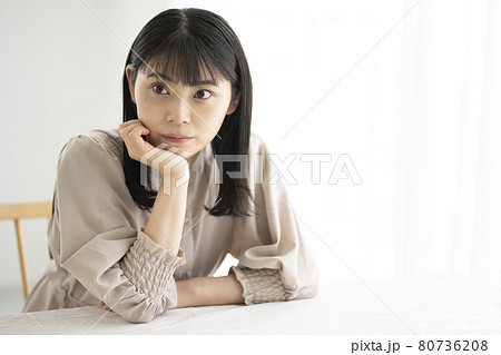 窓際のテーブルで考え事をする女性 窓際のテーブルで考え事をする女性 80736208