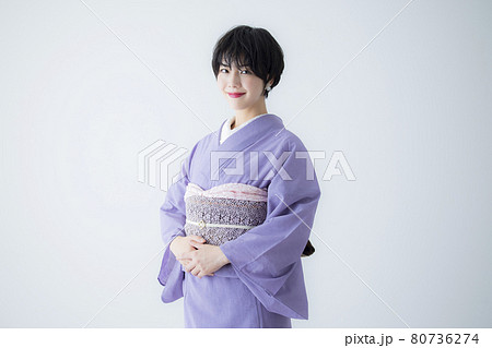 着物　ショートヘアの女性　レース半襟 80736274