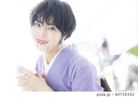 着物 ショートヘアの女性 レース半襟 着物 ショートヘアの女性 レース半襟 80736392