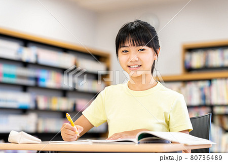 図書室で勉強する小学生の女の子　撮影協力：中央工学校附属日本語学校 80736489
