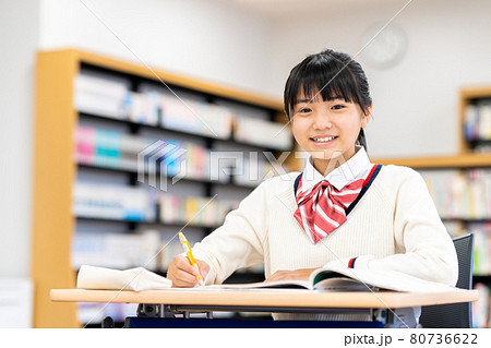 図書室で勉強する中学生の女の子　撮影協力：中央工学校附属日本語学校 80736622