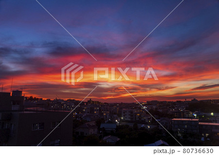 ある真夏の夕方の空の光景 80736630